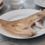 Aile de raie cuite posee dans assiette blanche
