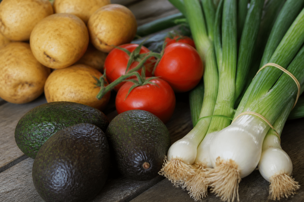 Tomates, avocats, pommes de terre et oignons frais ensemble