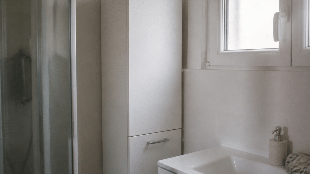 Armoire blanche compacte adossee au mur salle bain