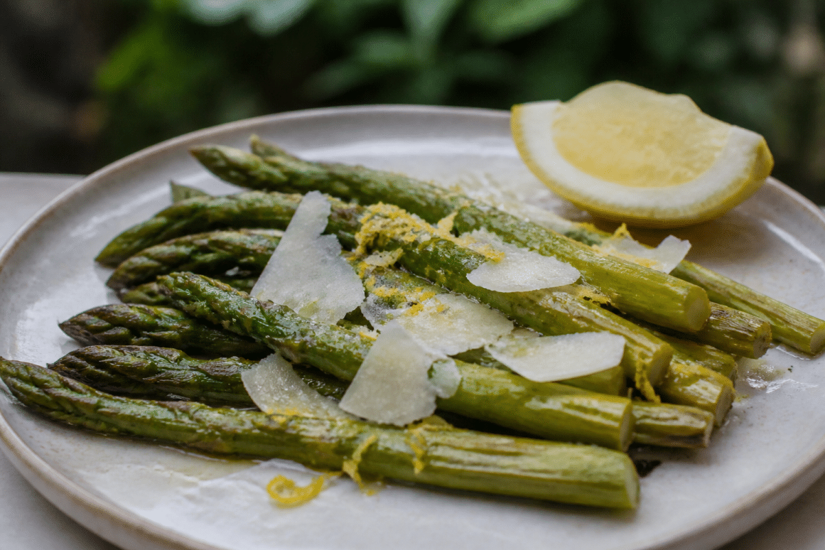 Asperges vertes garnies de parmesan et citron frais