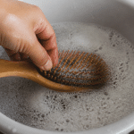 Brosse à cheveux trempée dans l'eau savonneuse mousseuse