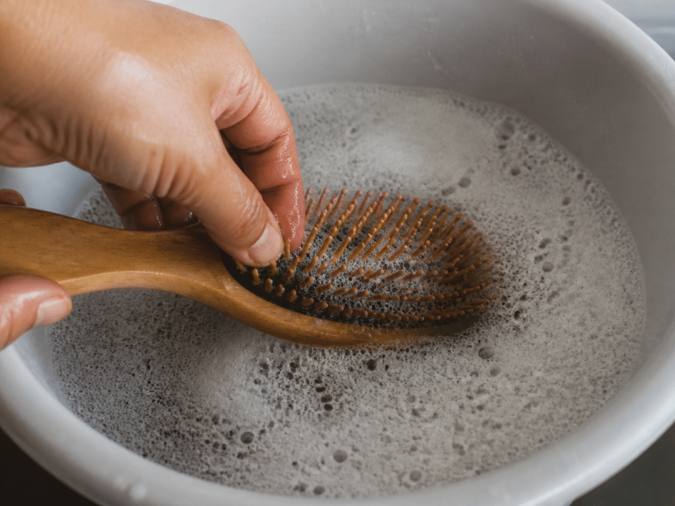 Brosse à cheveux trempée dans l'eau savonneuse mousseuse