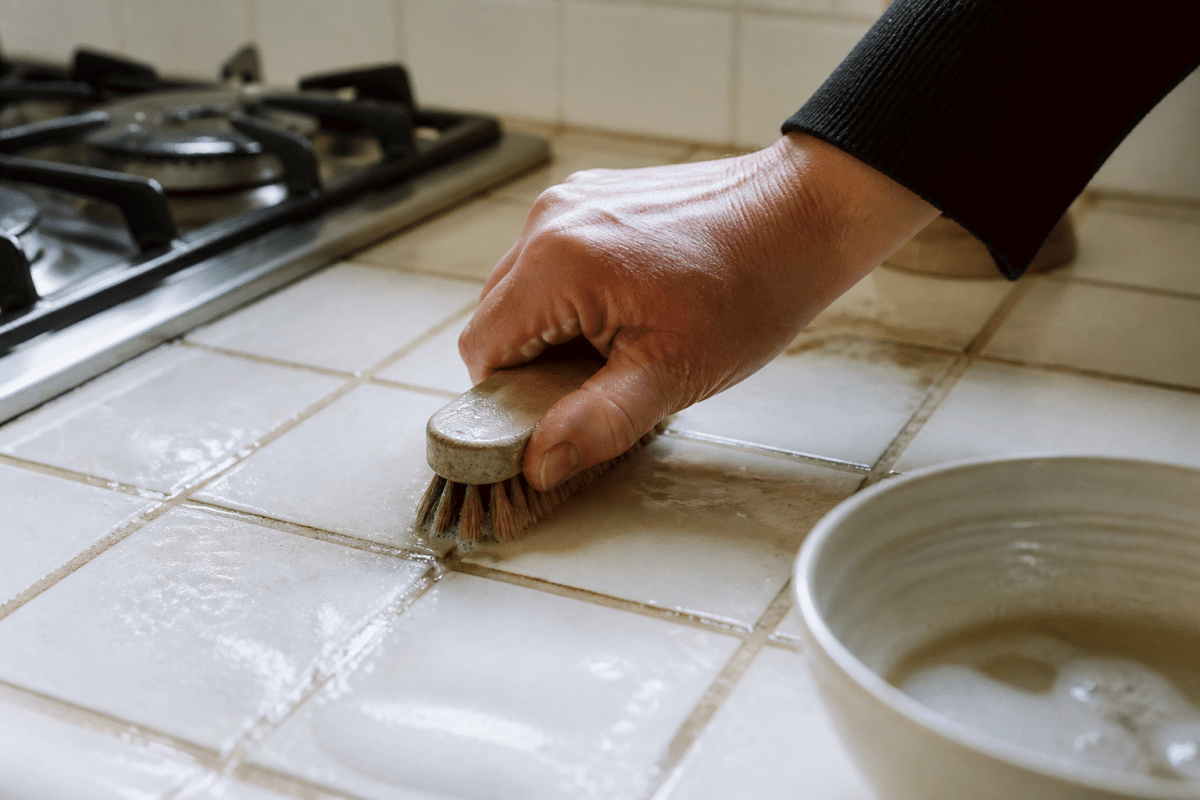 Brosse frottant joints carrelage cuisine avec savon noir dilué