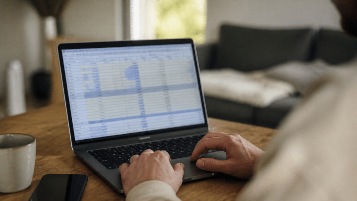 Ordinateur portable affichant un tableau de calcul financier structuré
