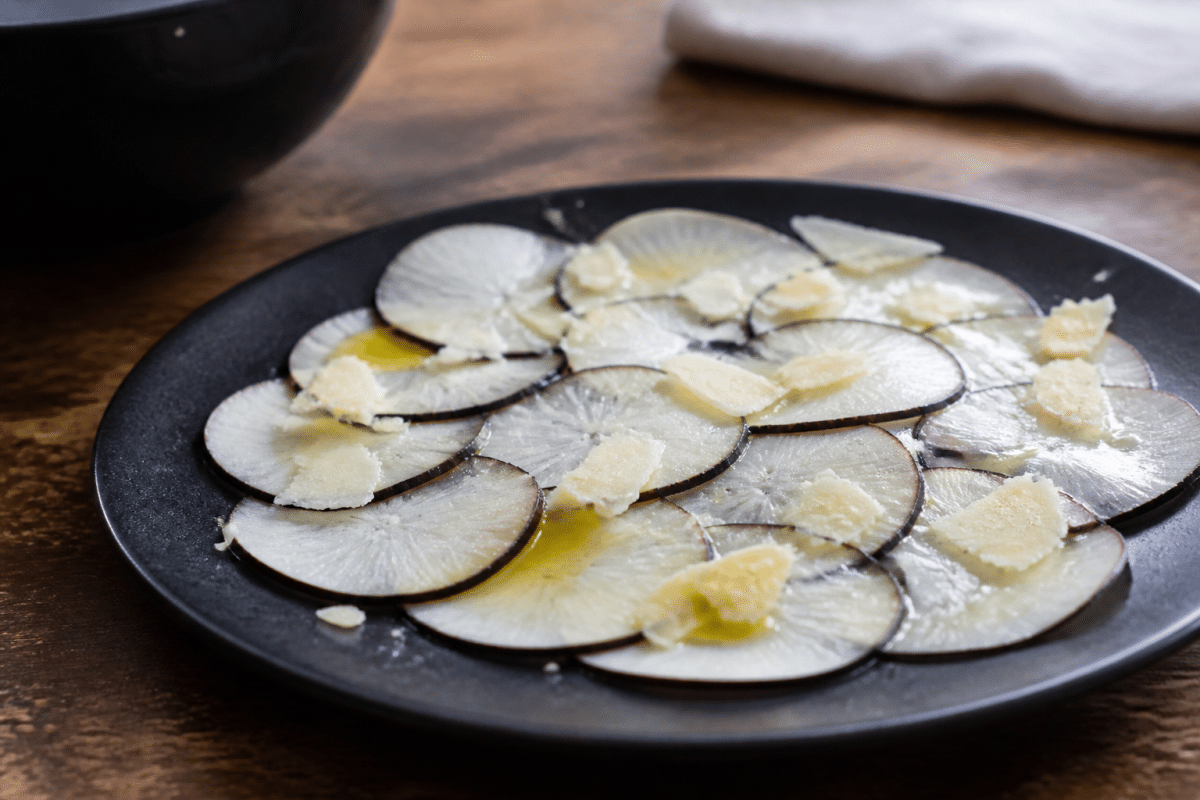 Tranches fines radis noir huile olive parmesan