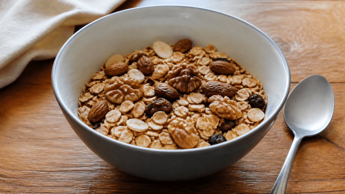 Cereales flocons miel fruits secs melange bol