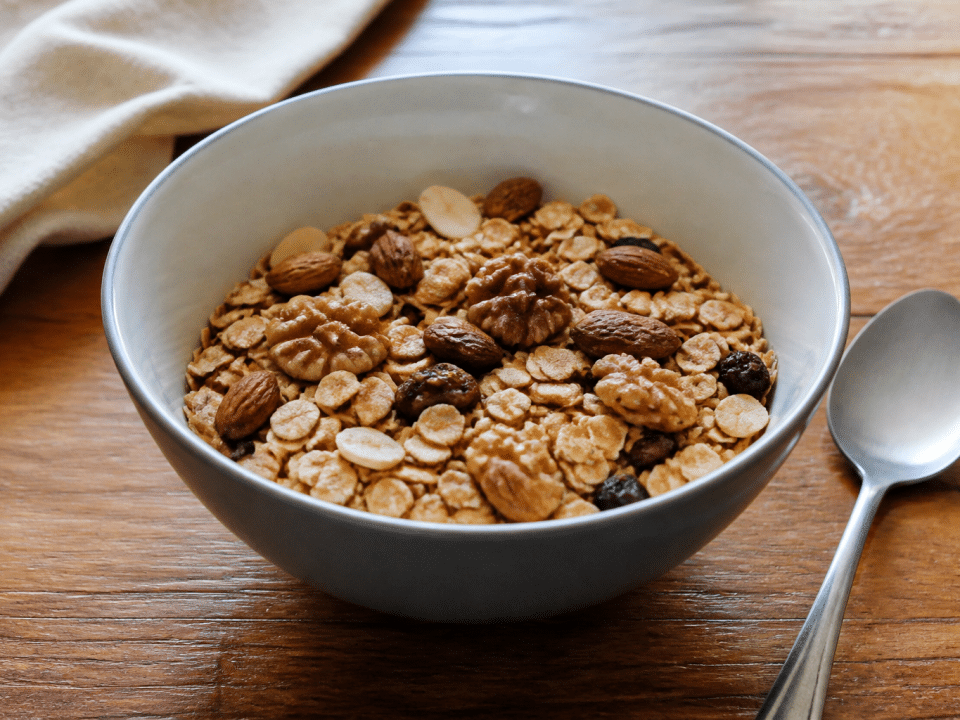 Cereales flocons miel fruits secs melange bol
