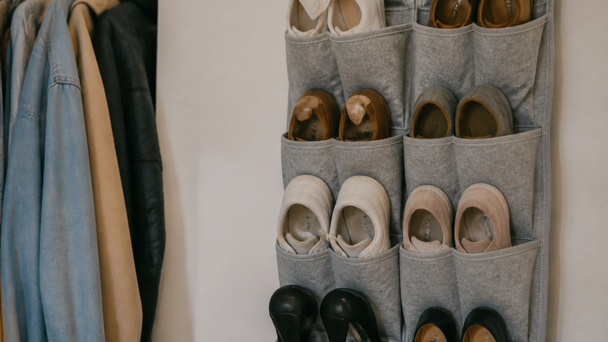 Paires de chaussures alignees verticalement dans organiseur mural specialise