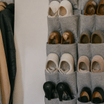 Paires de chaussures alignees verticalement dans organiseur mural specialise