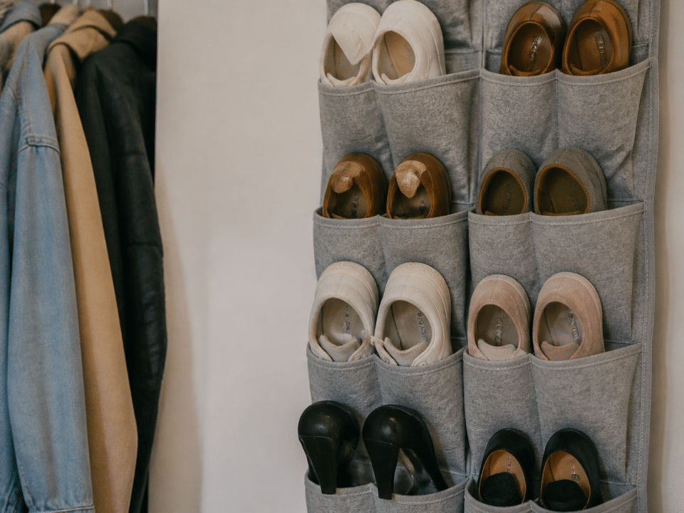 Paires de chaussures alignees verticalement dans organiseur mural specialise
