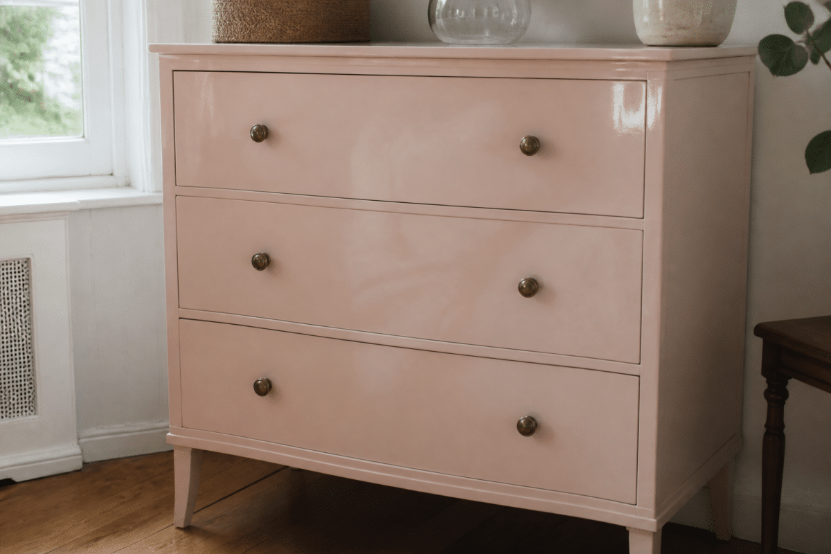 Commode peinte repeinte en rose poudré brillant