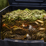 Bac de compostage rempli de dechets organiques empiles verticalement