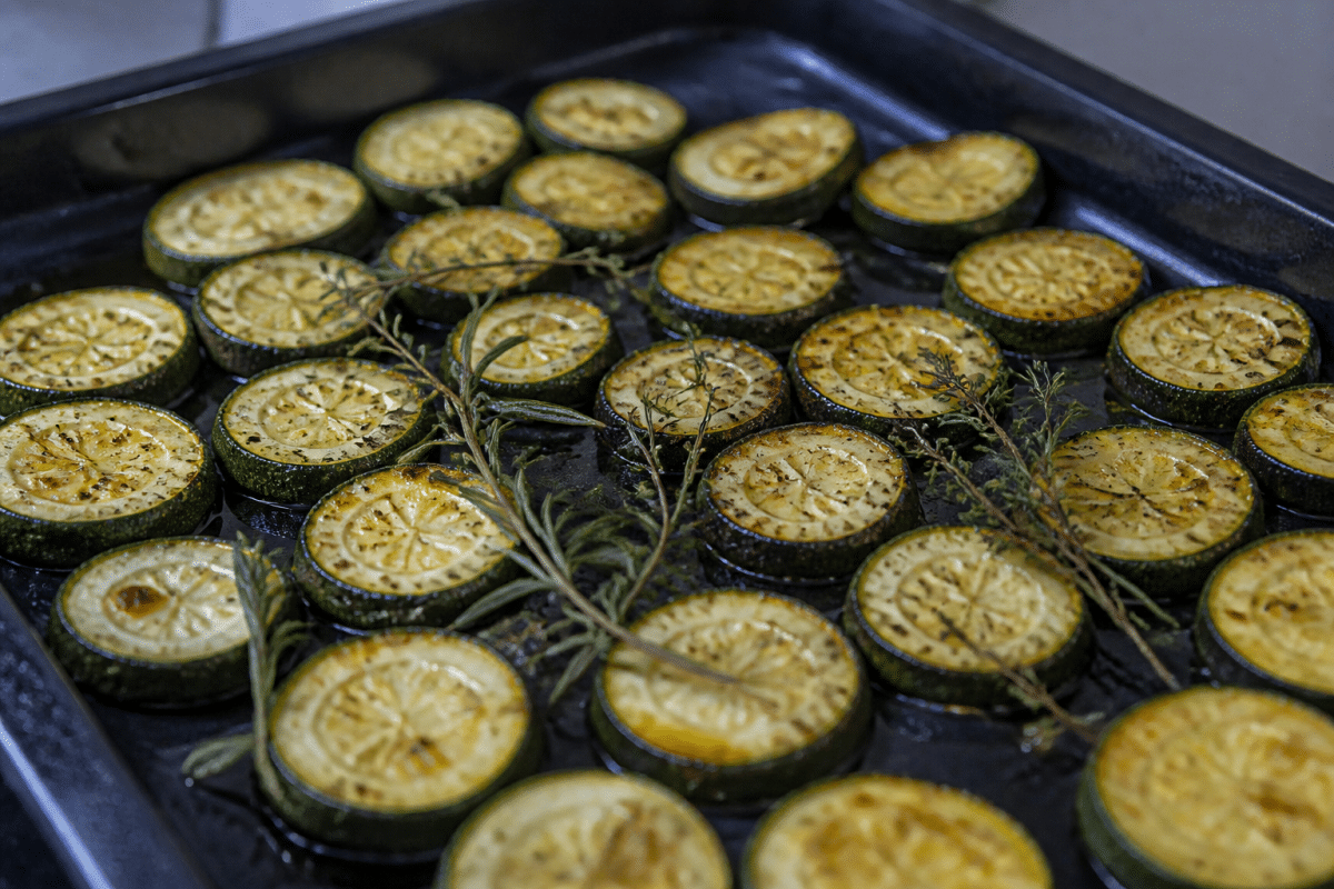 Tranches de courgettes dorées sur plaque avec herbes