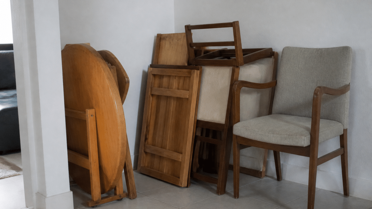 Pieces de mobilier empiles contre mur blanc domestique