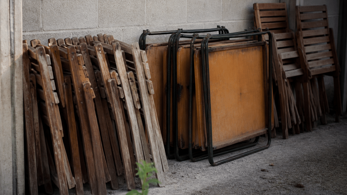 Pieces de mobilier empiles contre mur avant rangement organise apres