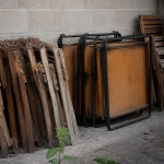 Pieces de mobilier empiles contre mur avant rangement organise apres