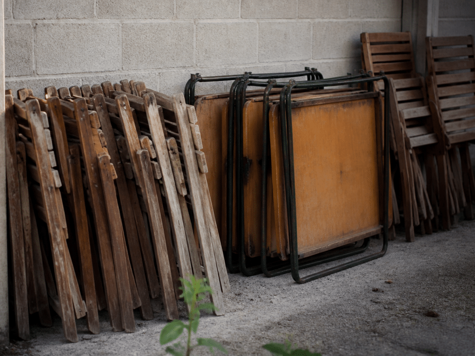 Pieces de mobilier empiles contre mur avant rangement organise apres