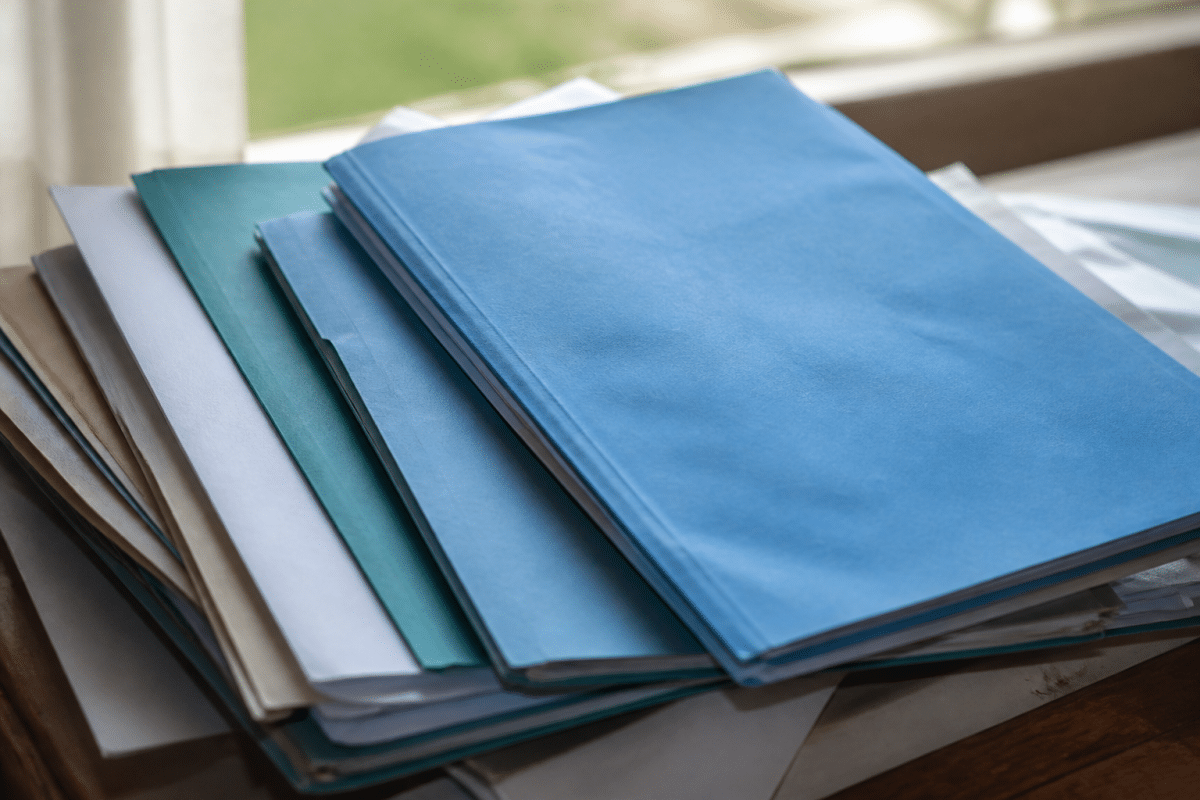 Documents administratifs avec formulaires et papiers officiels bleus