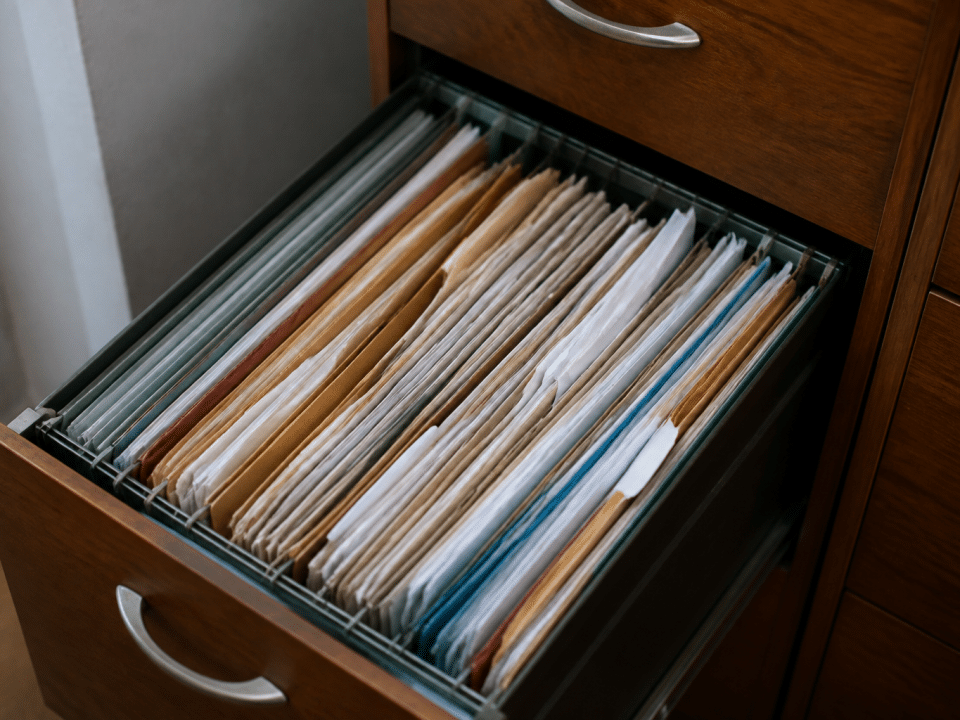 Dossiers empiles verticalement dans tiroir bureau organise