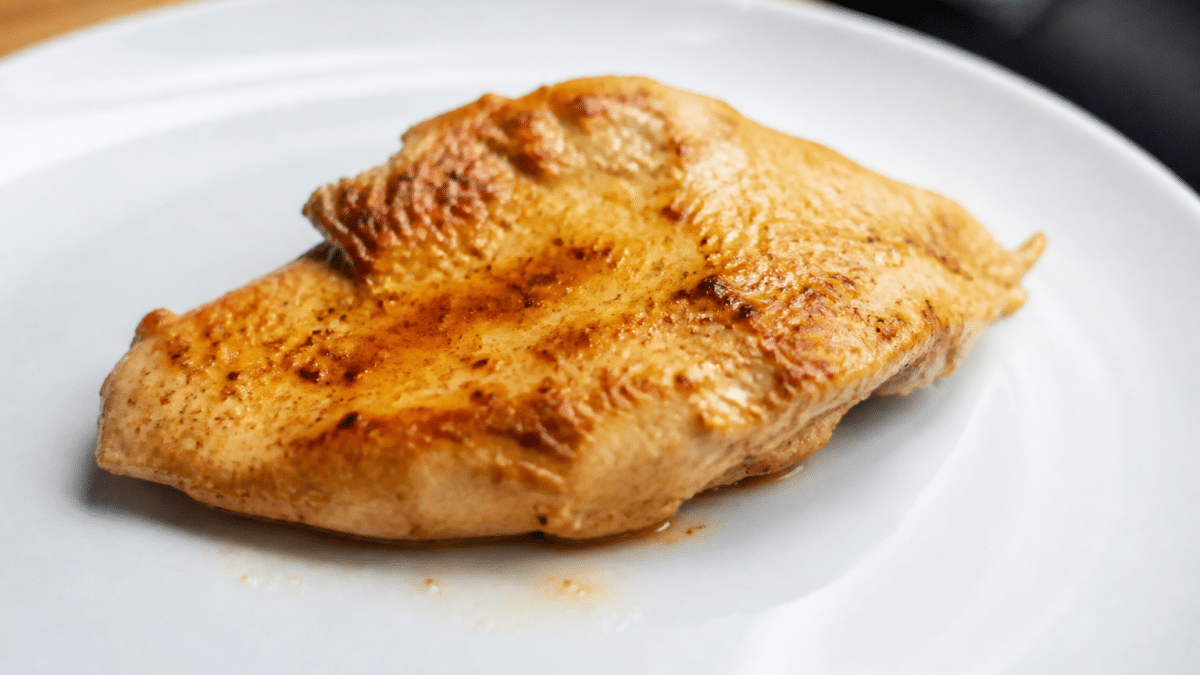 Escalope de dinde doree a la poele sur assiette blanche