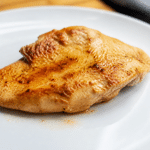 Escalope de dinde doree a la poele sur assiette blanche