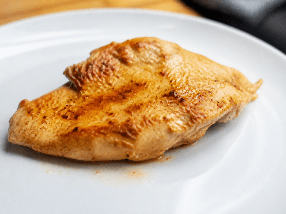 Escalope de dinde doree a la poele sur assiette blanche