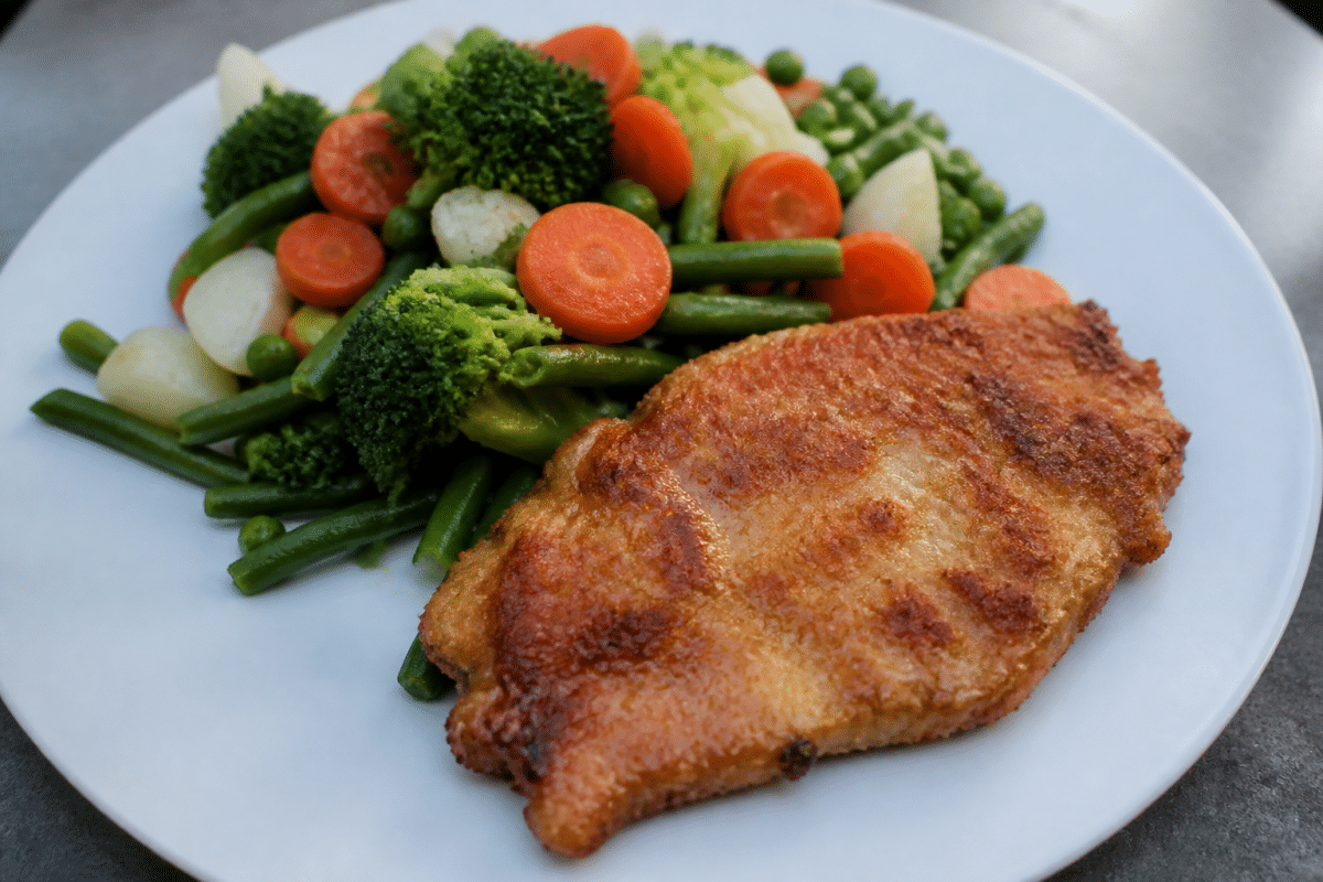 Escalope dinde dorée pan avec garniture legumes frais