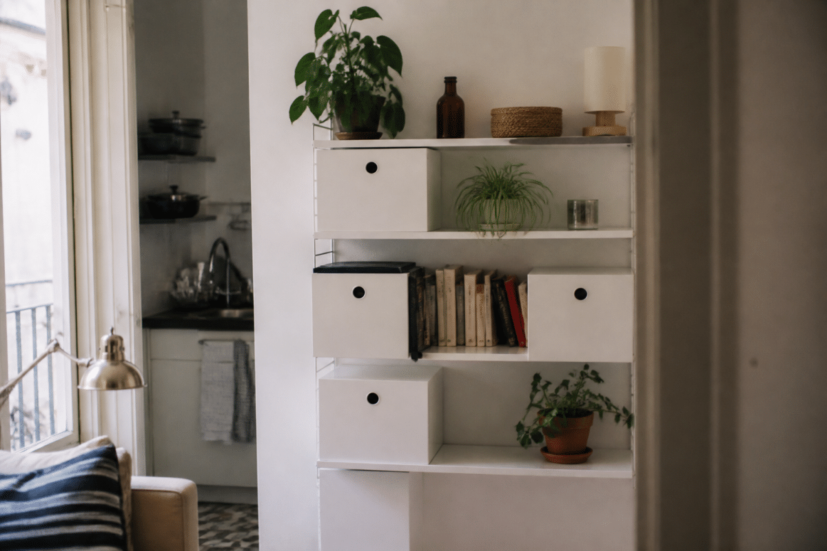 Etageres murales blanches avec rangements optimisant verticalement petit studio