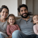 Enfants et adultes assis ensemble sur un canapé souriant