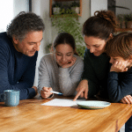 Famille autour table consultant planning taches menageres ensemble