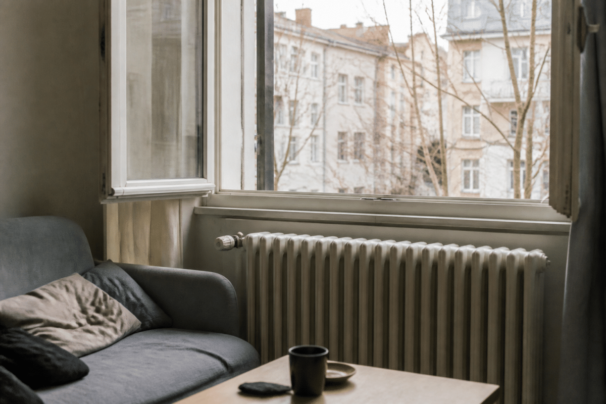 Fenetre grande ouverte en hiver avec radiateur actif