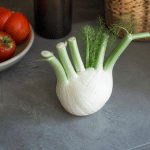 Bulbe fenouil blanc entier pose plan travail cuisine