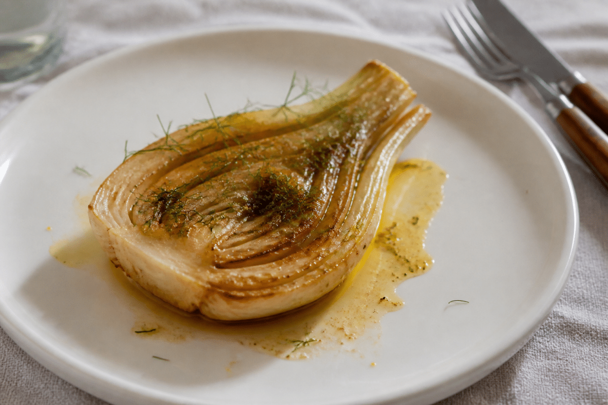Bulbe fenouil braise citron miel assiette blanche