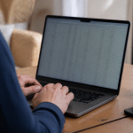 Ordinateur portable affichant feuille de calcul avec colonnes et chiffres