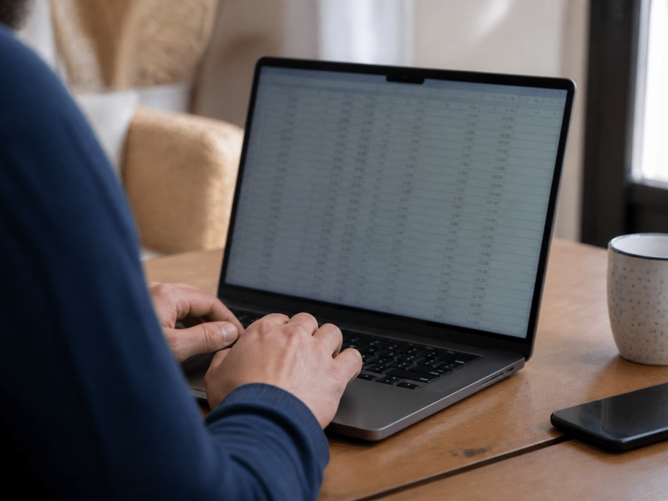 Ordinateur portable affichant feuille de calcul avec colonnes et chiffres