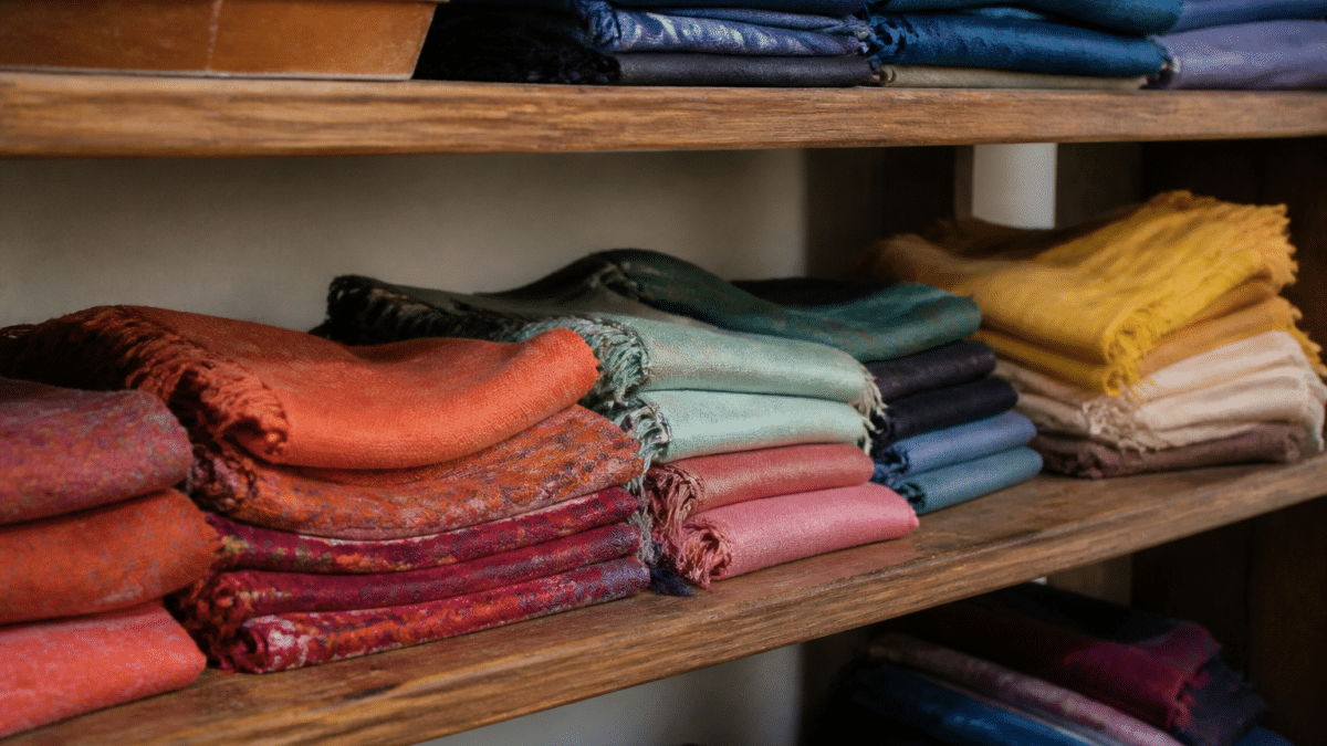 Foulards colores plies sur etagere bois arrangement ordonné