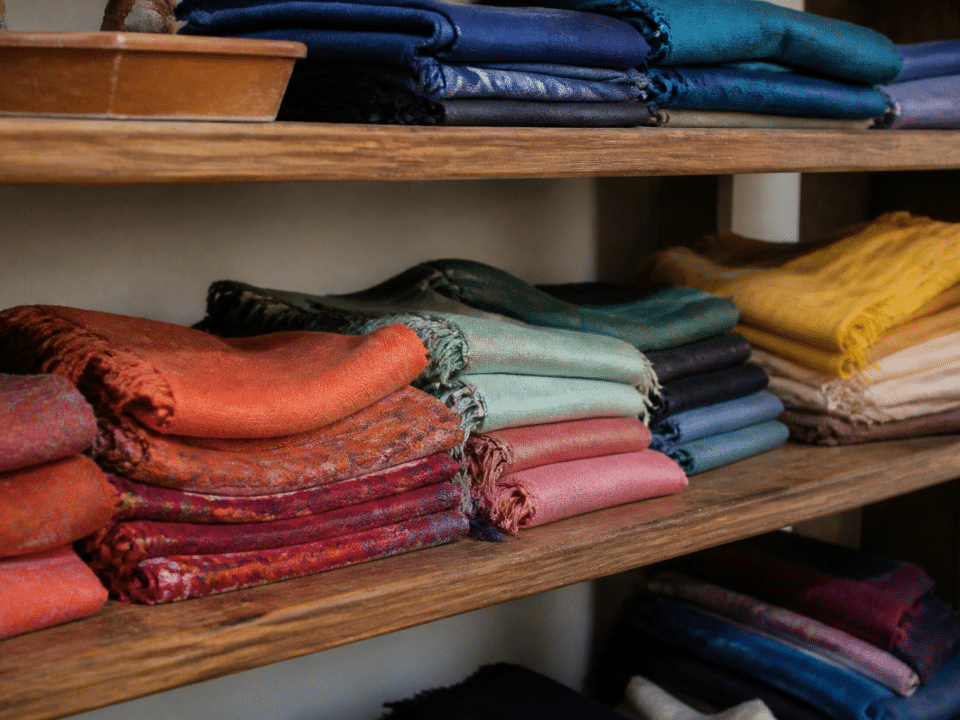 Foulards colores plies sur etagere bois arrangement ordonné