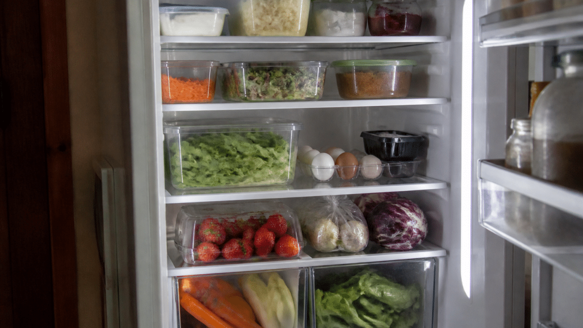 Refrigerateur ouvert avec aliments ranges sur plusieurs etages
