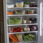 Refrigerateur ouvert avec aliments ranges sur plusieurs etages