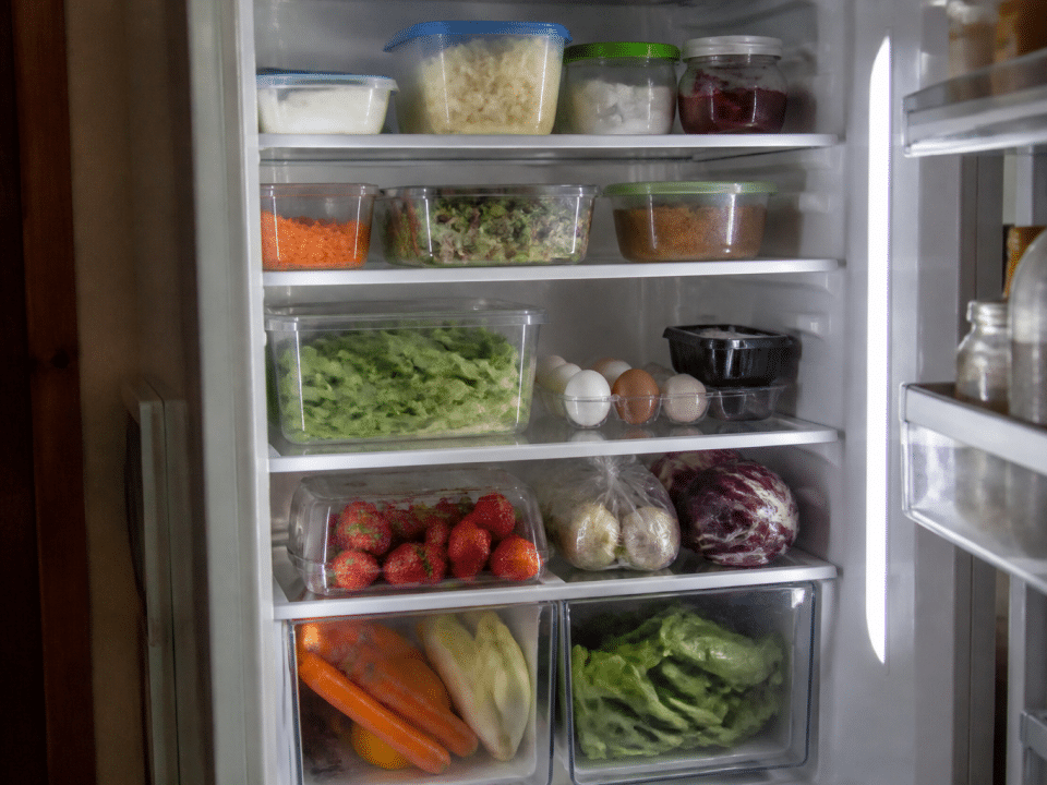 Refrigerateur ouvert avec aliments ranges sur plusieurs etages