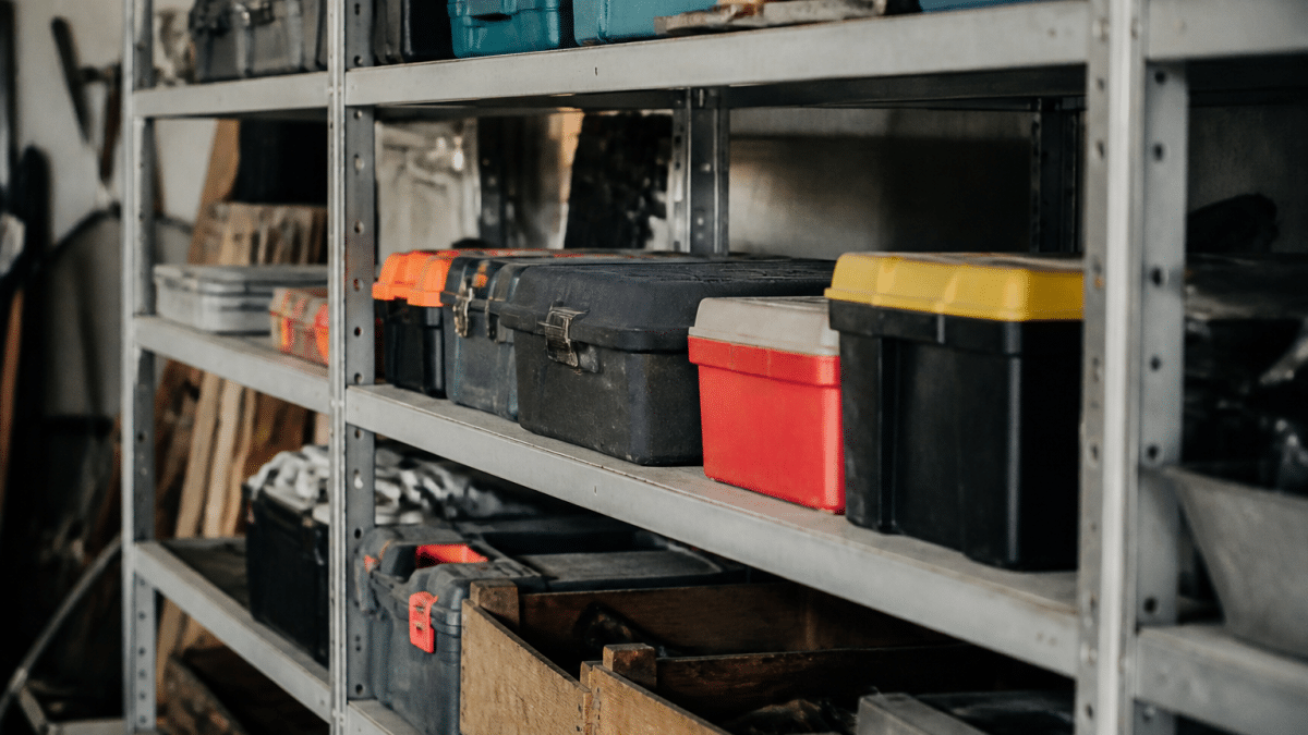 Outils et boites de rangement alignes sur etageres metalliques