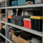 Outils et boites de rangement alignes sur etageres metalliques