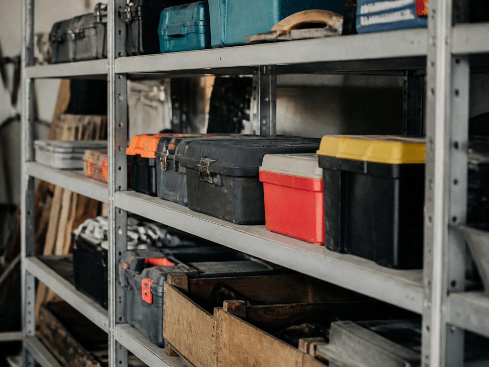 Outils et boites de rangement alignes sur etageres metalliques