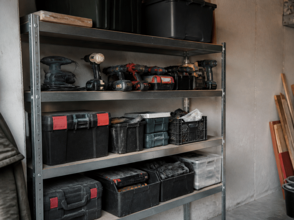 Outils ranges sur etageres metalliques dans garage organise