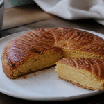Gateau breton traditionnel dore tranche coupee sur assiette