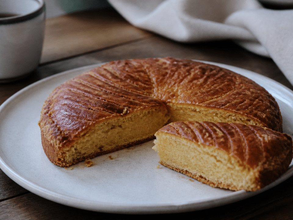 Gateau breton traditionnel dore tranche coupee sur assiette