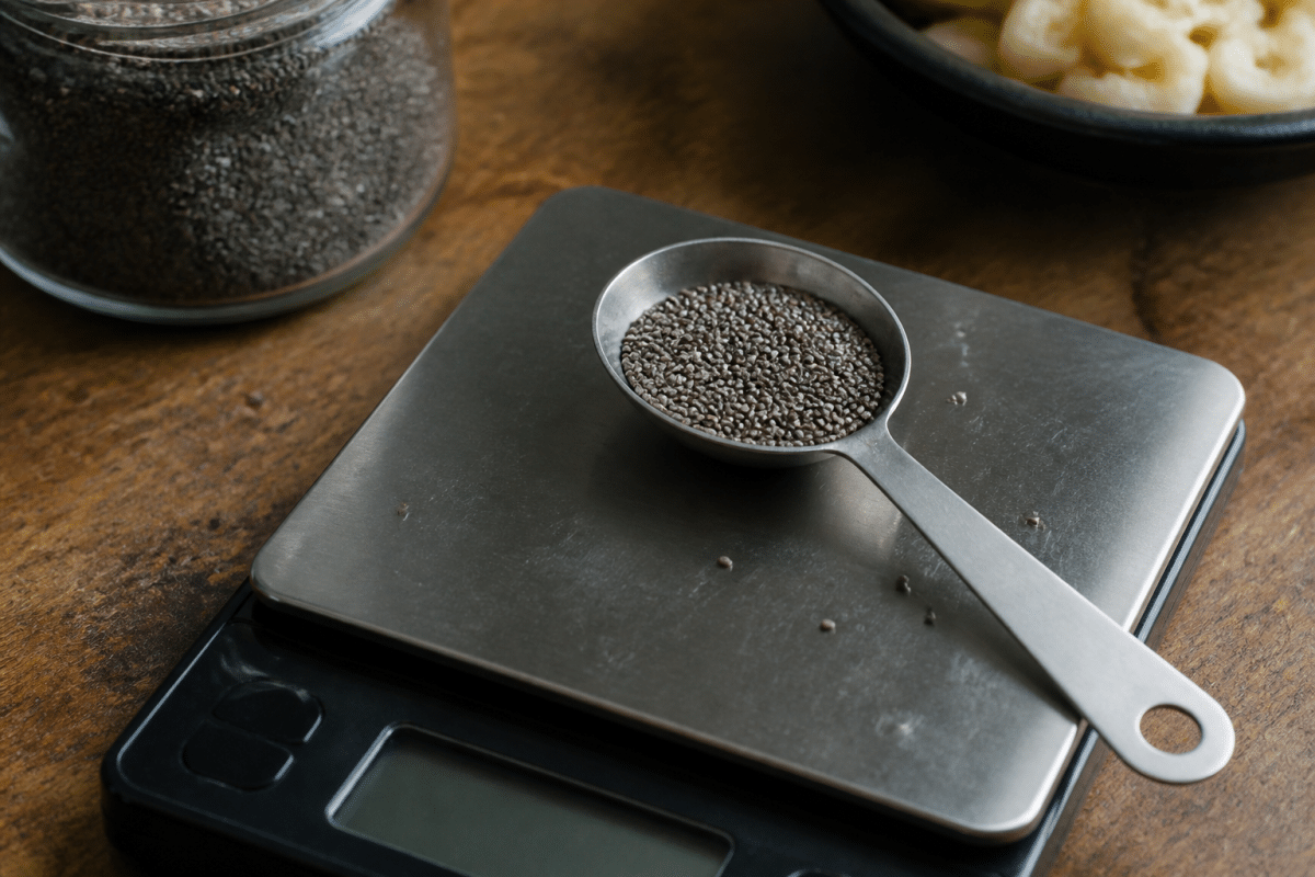 Cuilleres de graines de chia noires mesurees precisement
