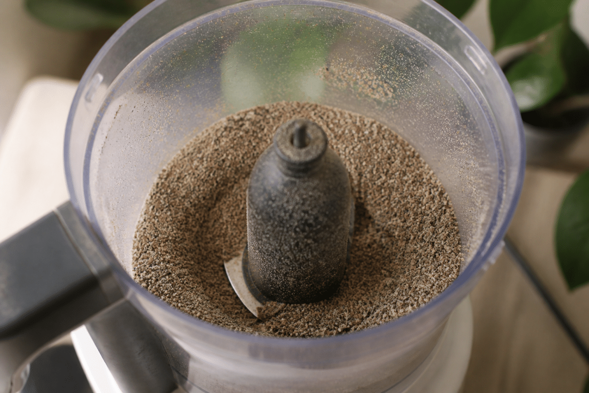 Graines de chia moulues en poudre fine dans un mixeur