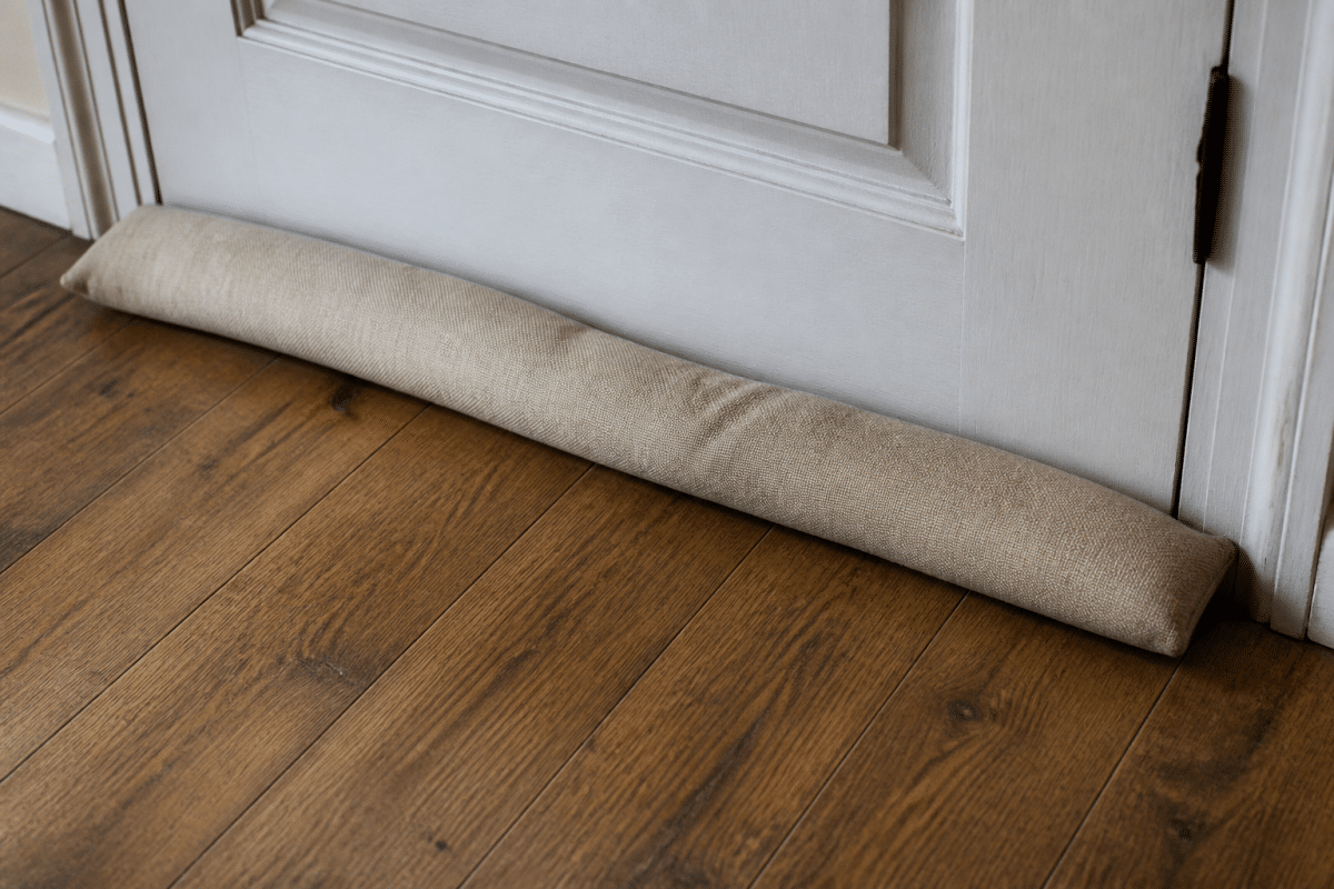 Boudin de porte beige bloquant l'air froid sous porte