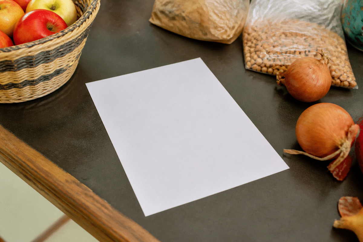 Papier blanc avec articles alimentaires enumerés pour semaine